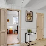 Appartamento 1 Bedroom Cozy In V *