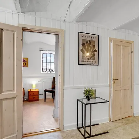 Apartment 1 Bedroom Cozy In V *