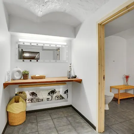 Apartment 1 Bedroom Cozy In V *