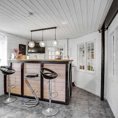 Apartment 1 Bedroom Cozy In V